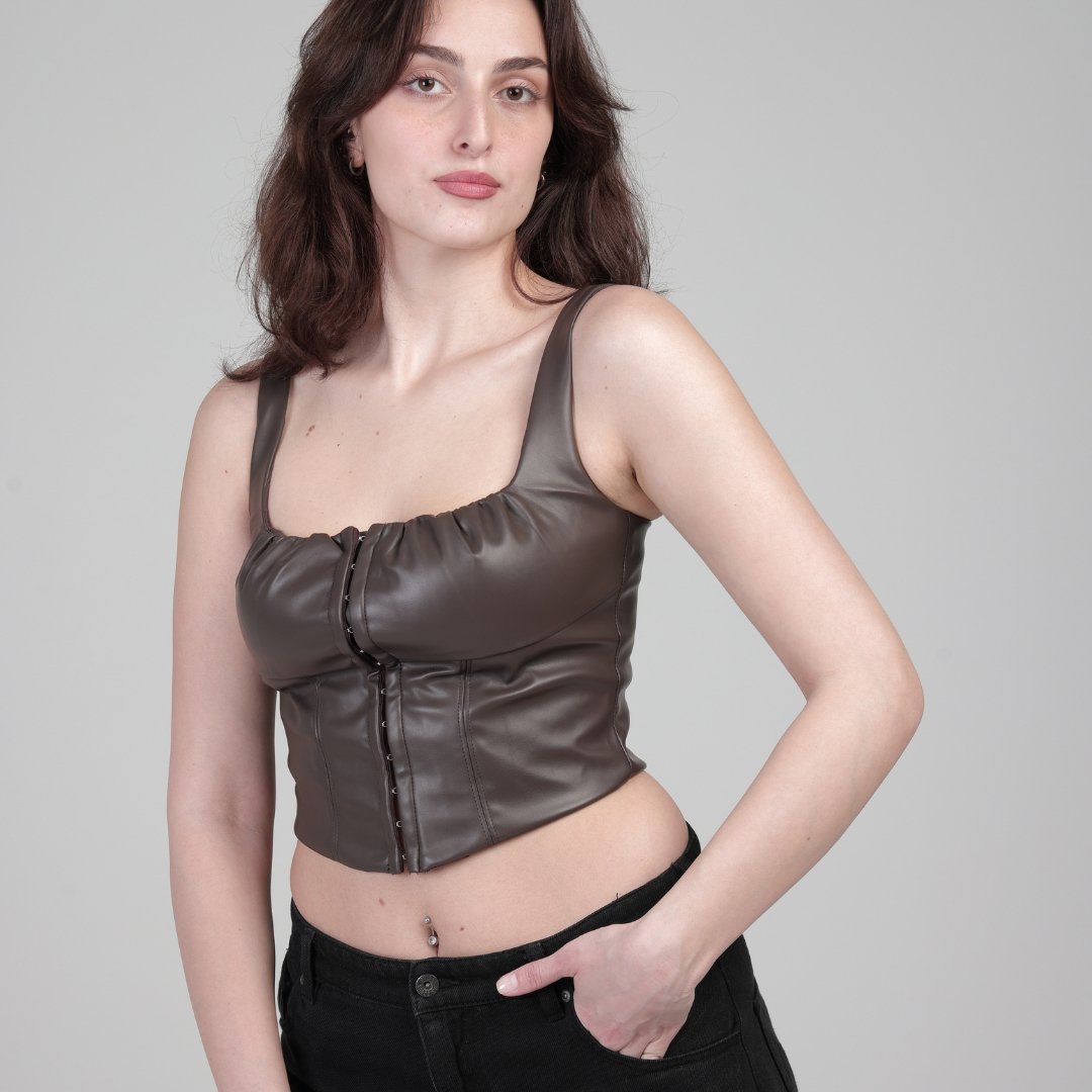 მოდელი ხელოვნური ტყავის კორსეტში, ხელი ჯიბეში